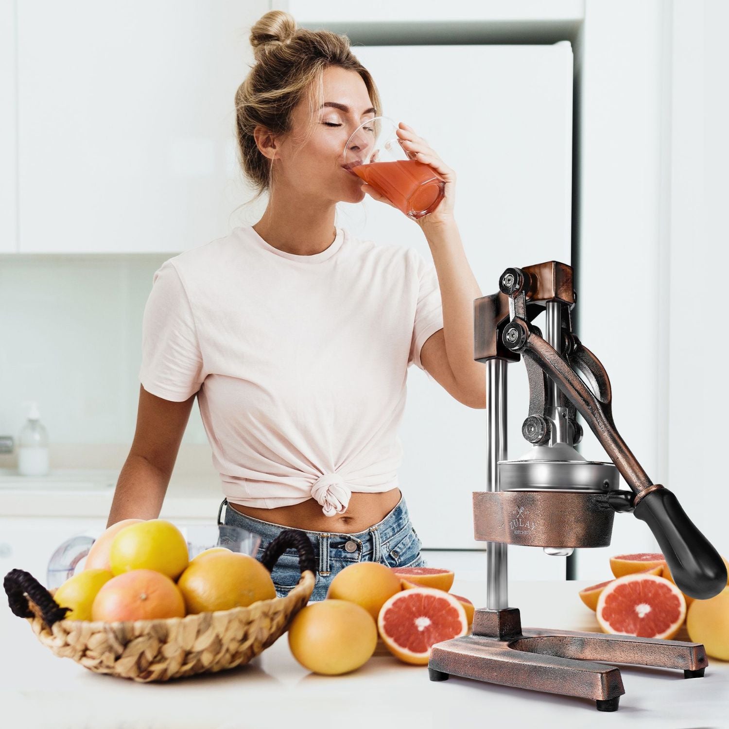 Easy-to-use Handheld Citrus Juicer - One-click Operation For